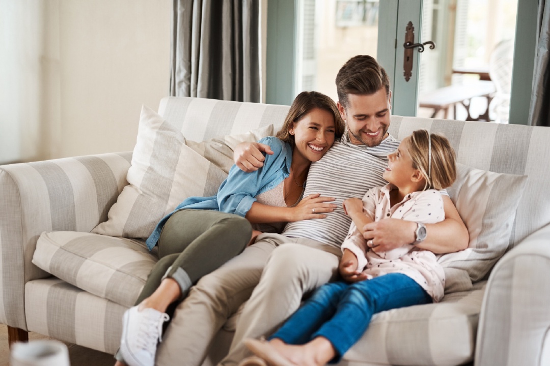 Família sorrindo em sofá limpo em Guarulhos